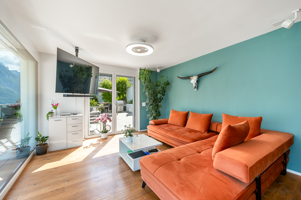Hell eingerichtetes Wohnzimmer mit Panoramablick