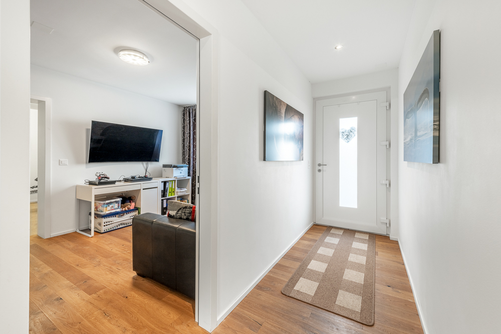 Heller Eingangsflur mit Blick ins Wohnzimmer