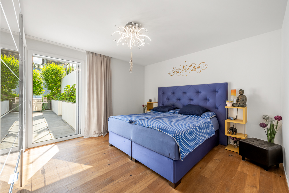 Schlafzimmer mit Zugang zur Terrasse