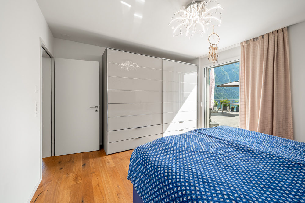 Helles Schlafzimmer mit Balkonblick