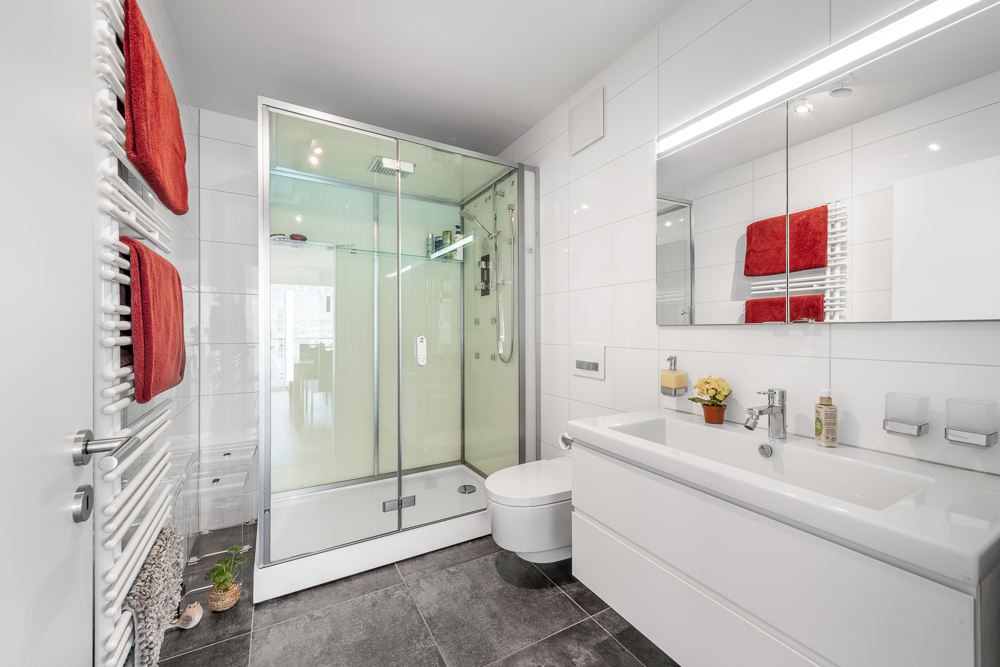 Modernes Badezimmer mit Dusche und Waschtisch