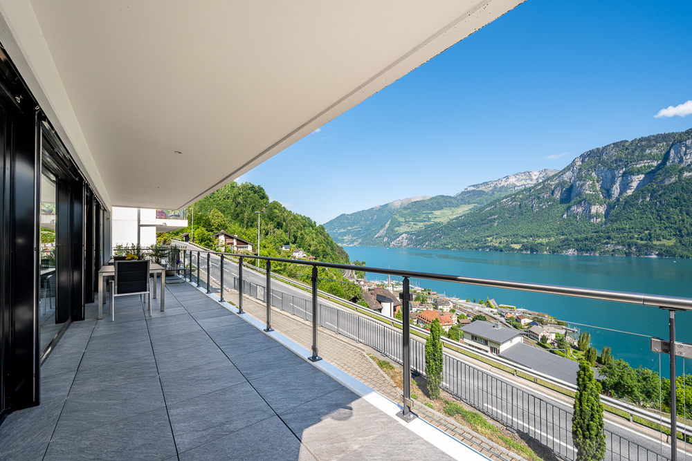 Großzügiger Balkon mit Seeblick