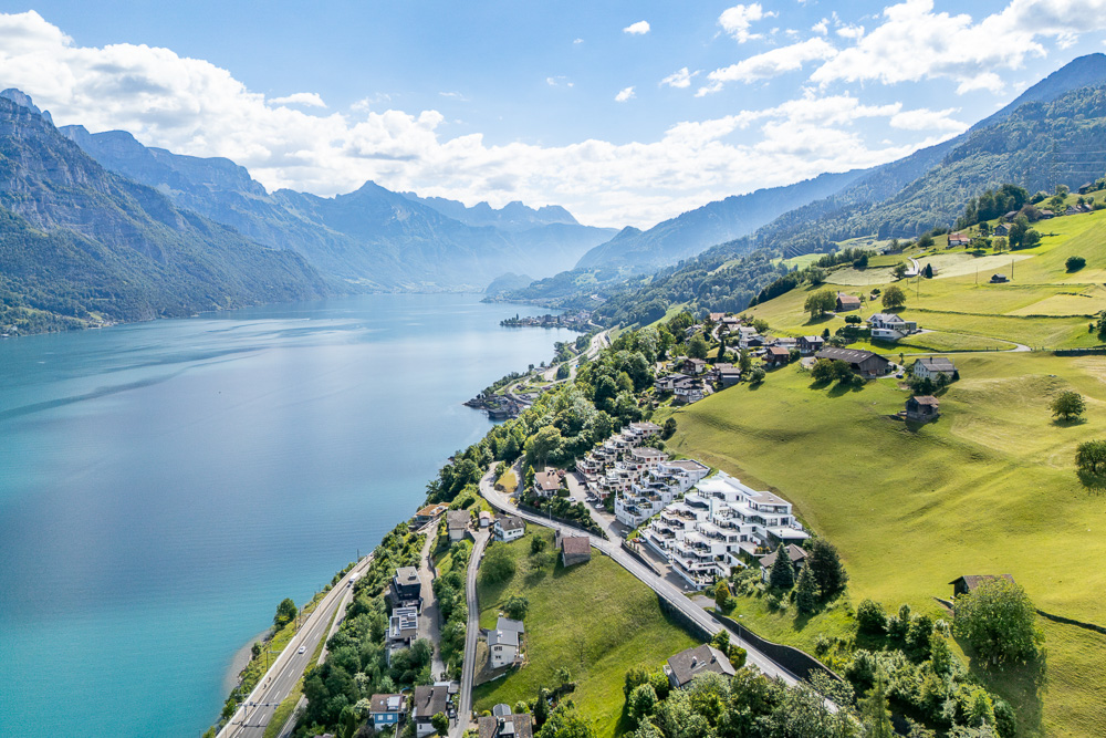 Luftaufnahme einer alpinen Seenlandschaft