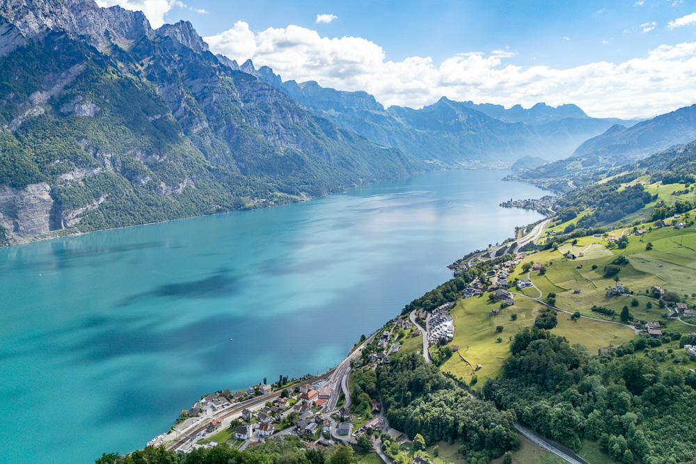 Luftaufnahme eines Sees mit Alpenpanorama