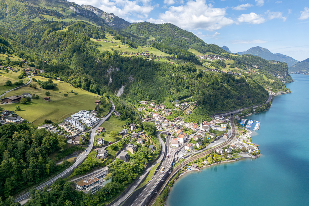 Luftaufnahme einer Seen- und Berglandschaft