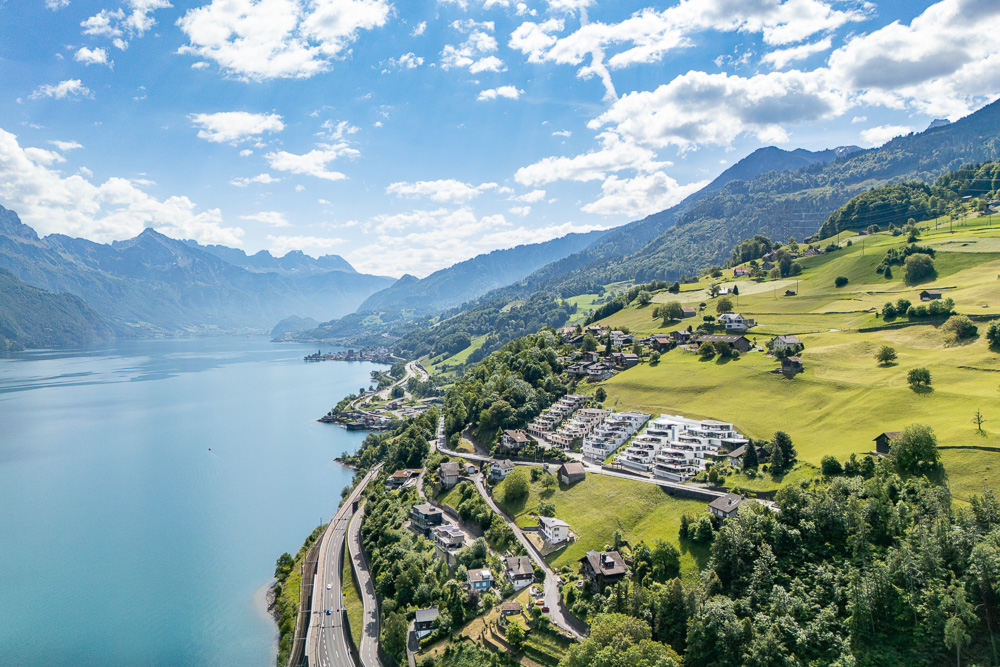 Luftaufnahme einer Berg- und Seelandschaft