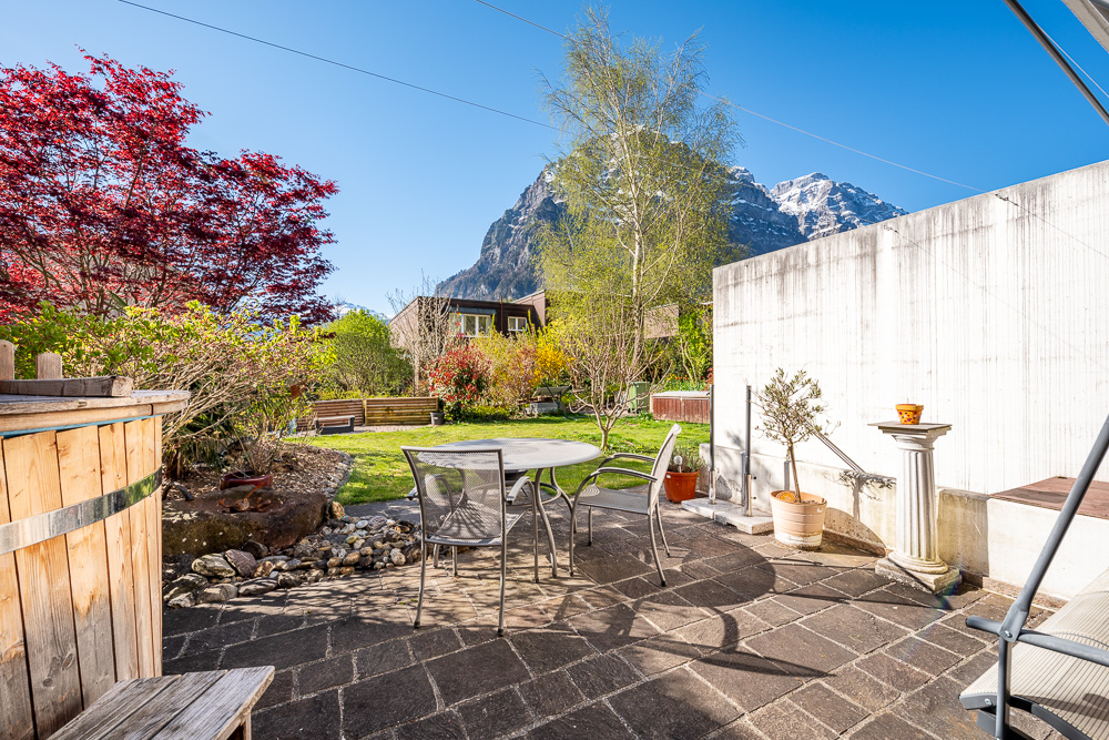 Terrasse mit Garten und Bergblick