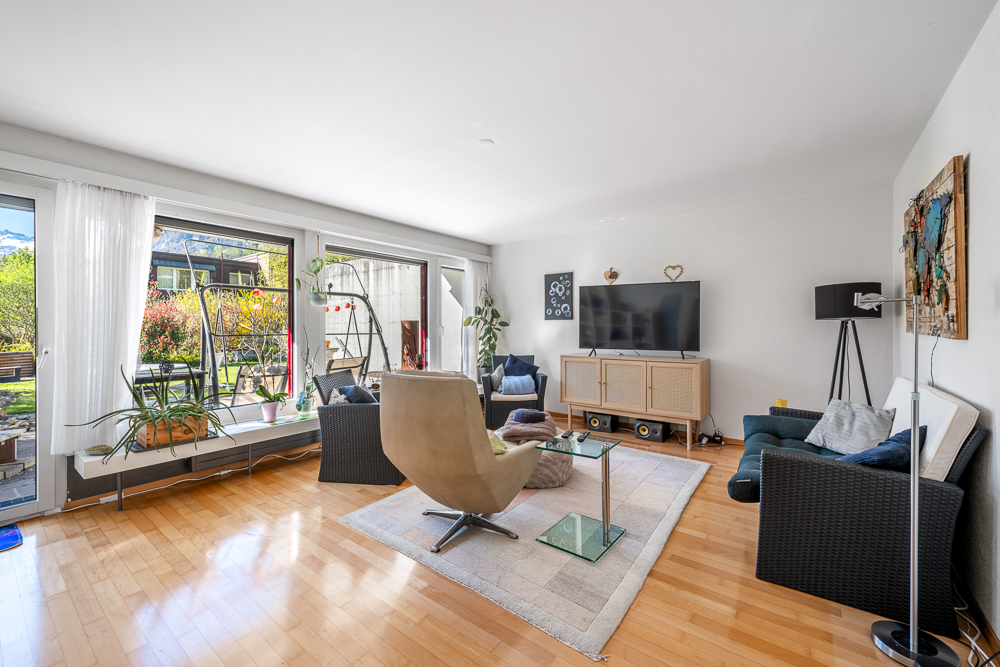 Helles Wohnzimmer mit bodentiefen Fenstern