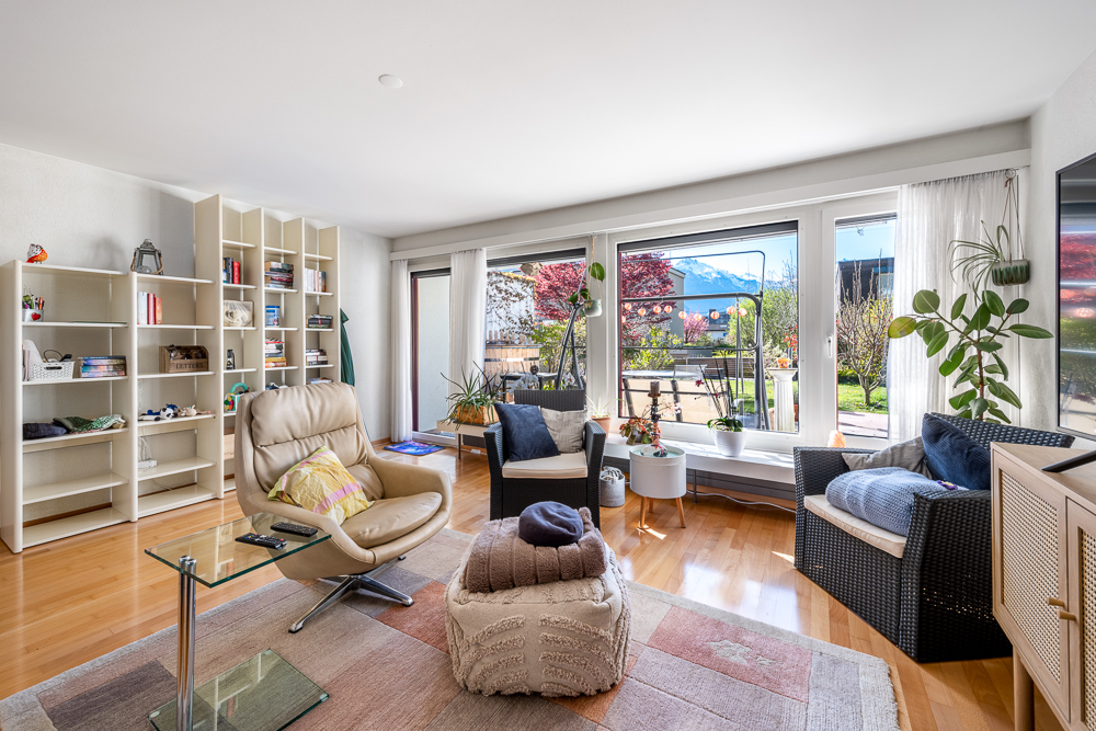 Helles Wohnzimmer mit Gartenblick