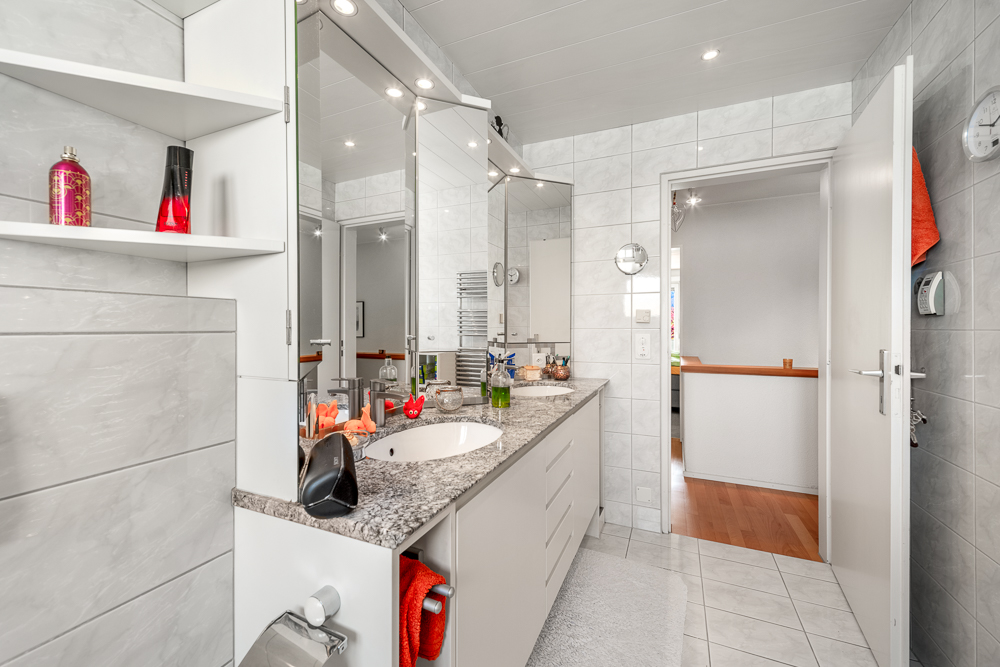 Modernes Badezimmer mit Doppelwaschtisch