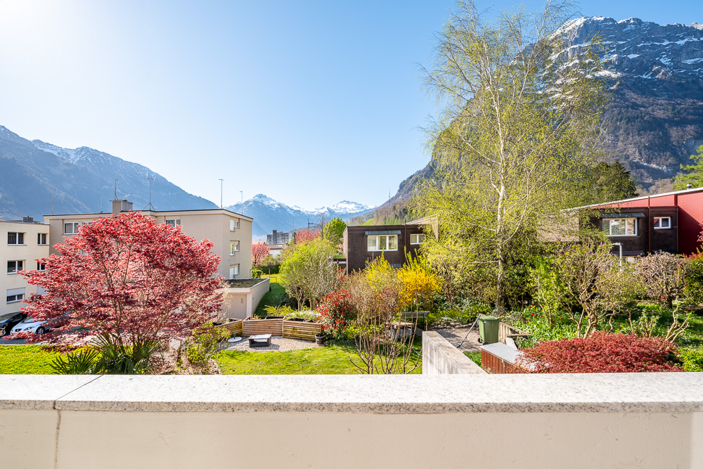 Balkonblick auf Garten und Berge