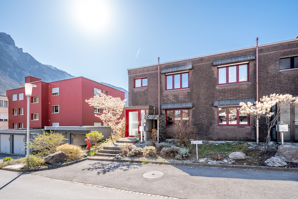 Wohnhaus mit Garten und Bergkulisse