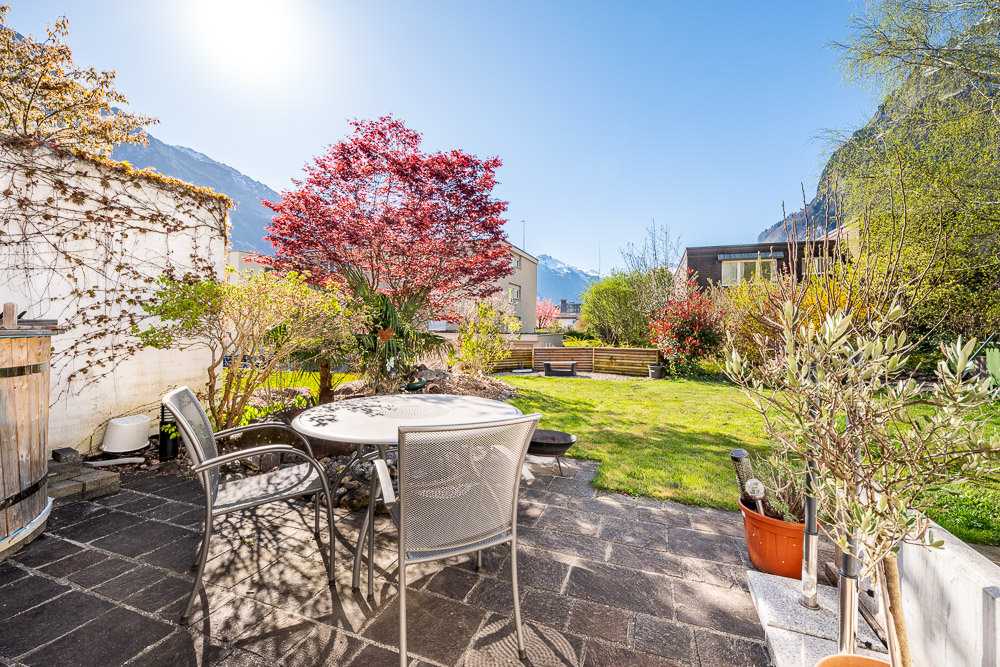 Garten mit Terrasse und Bergblick