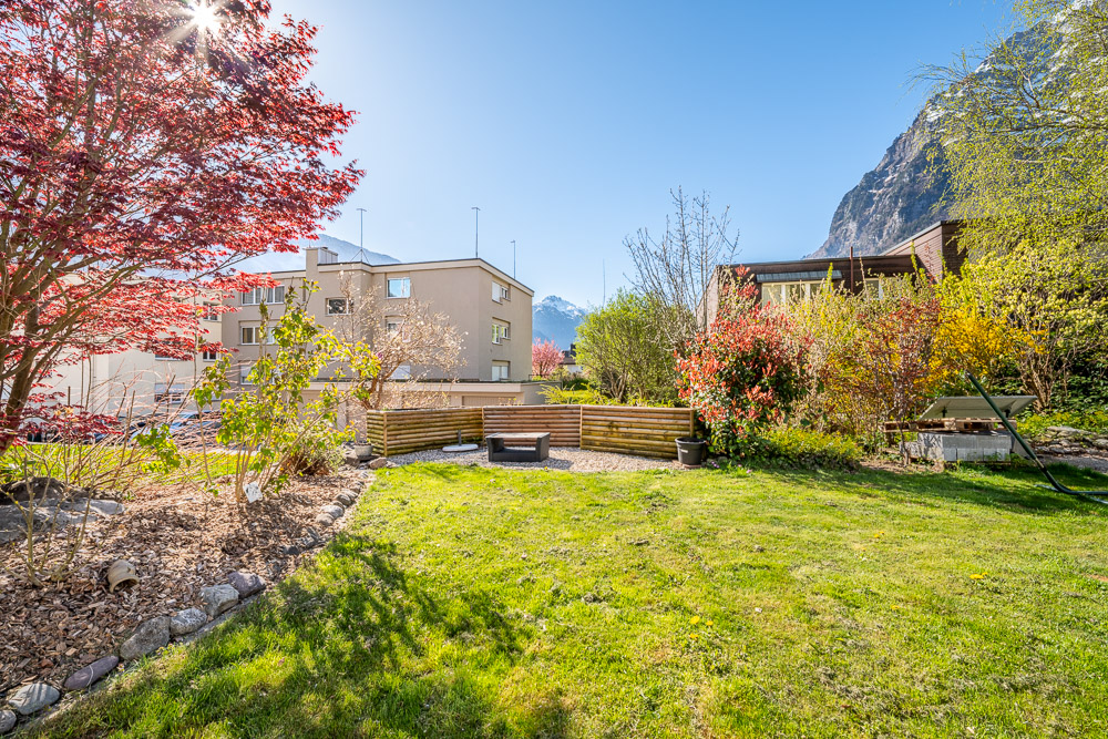 Garten mit Sitzbereich und Bergkulisse