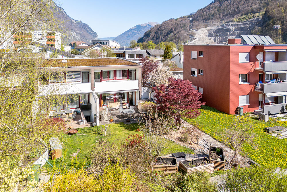 Wohnhaus mit Garten und Bergkulisse