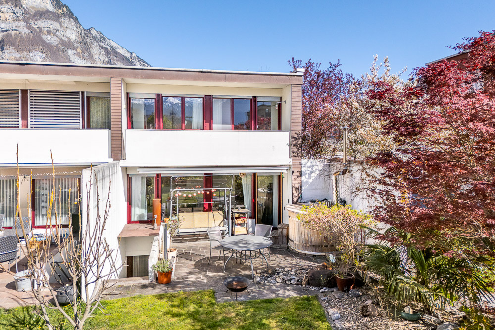 Garten- und Terrassenansicht eines modernen Hauses