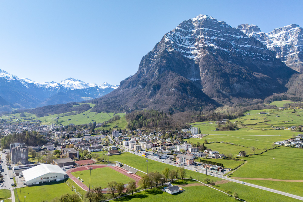 Alpenpanorama über Stadt und Tal