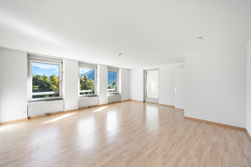 Heller leerer Wohnraum mit Bergblick