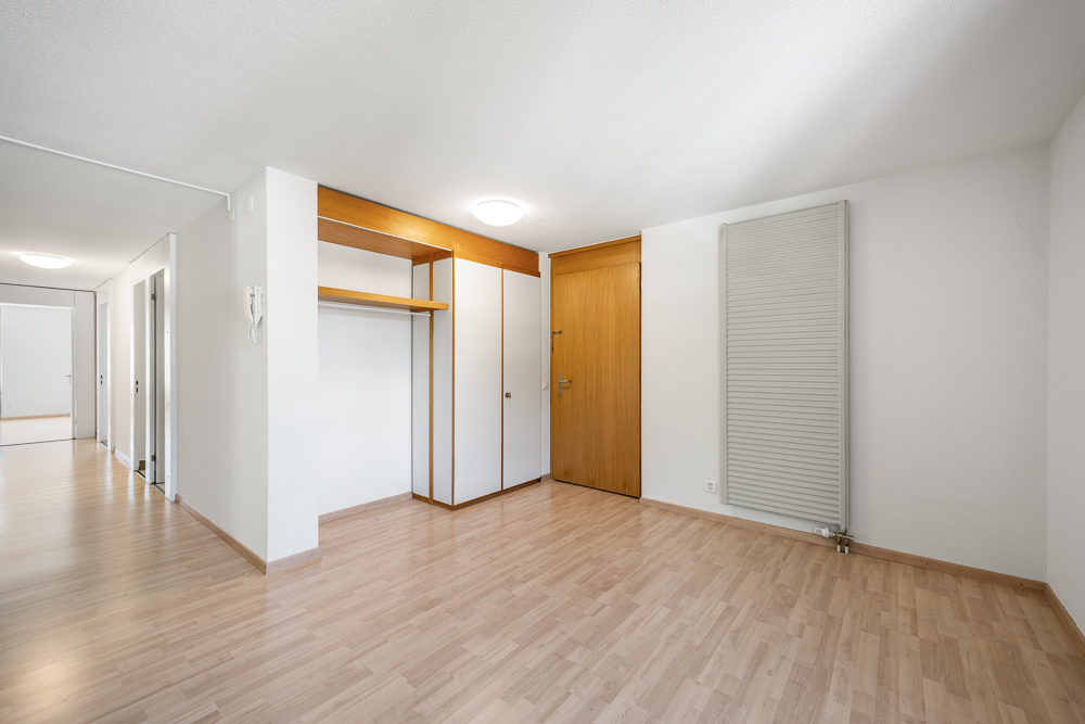 Heller Flur mit Holzoptik-Boden und Einbauschrank