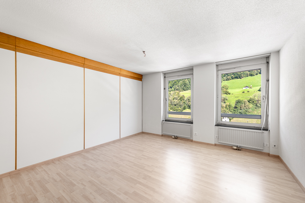Heller leerer Wohnraum mit Bergblick