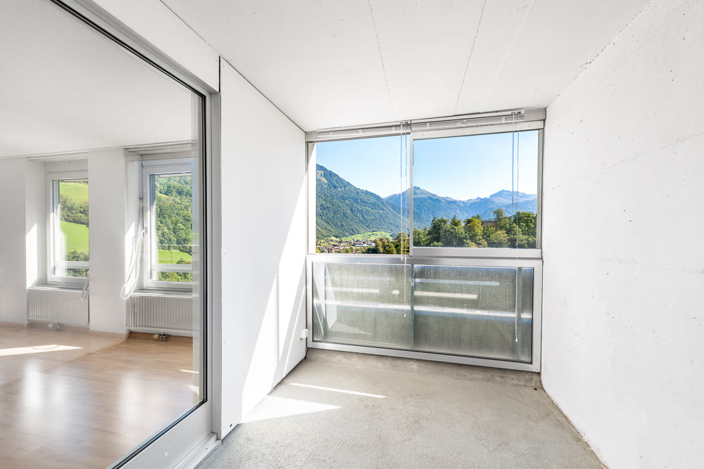 Heller Balkon mit Bergblick