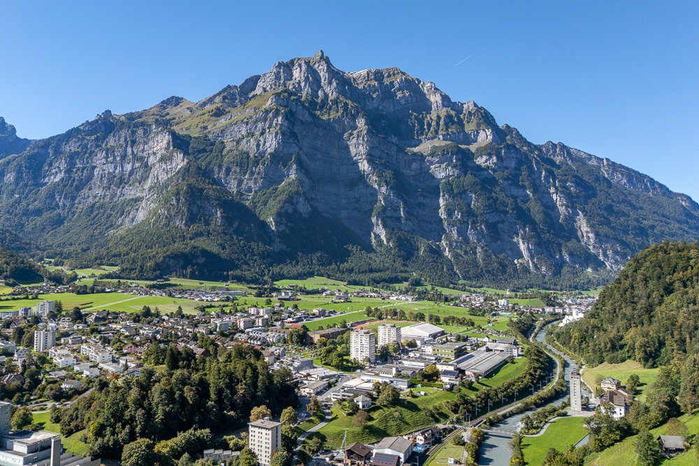 Alpenstadt mit gewaltiger Felskulisse