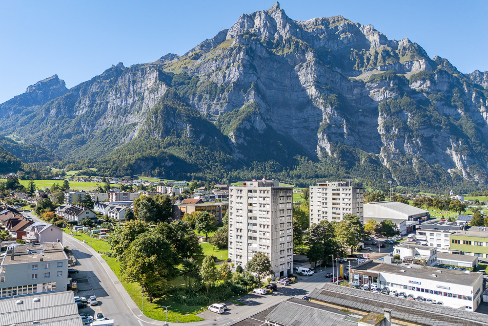 Bergpanorama über einer Ortschaft