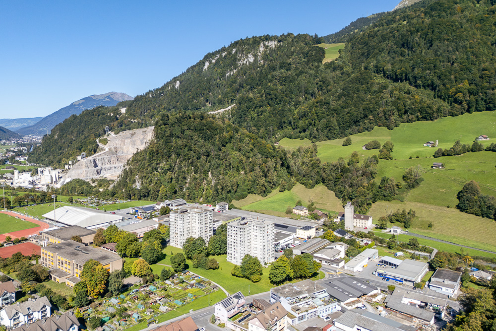 Bergtal mit Stadt und Industrie
