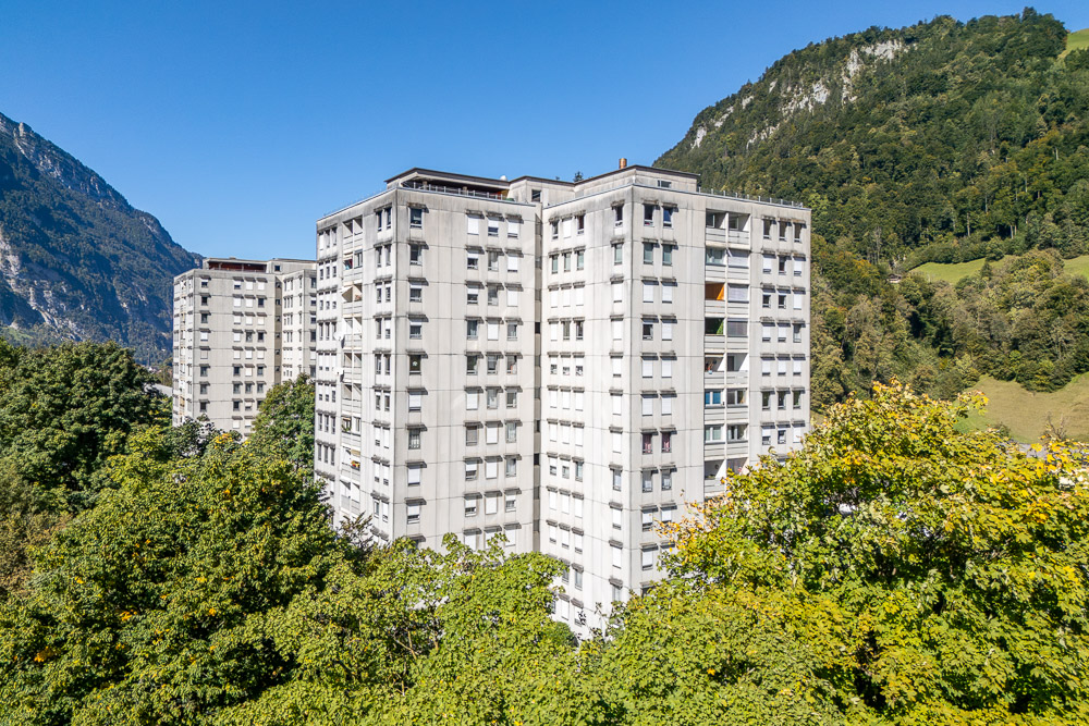 Wohnhochhäuser in alpiner Umgebung
