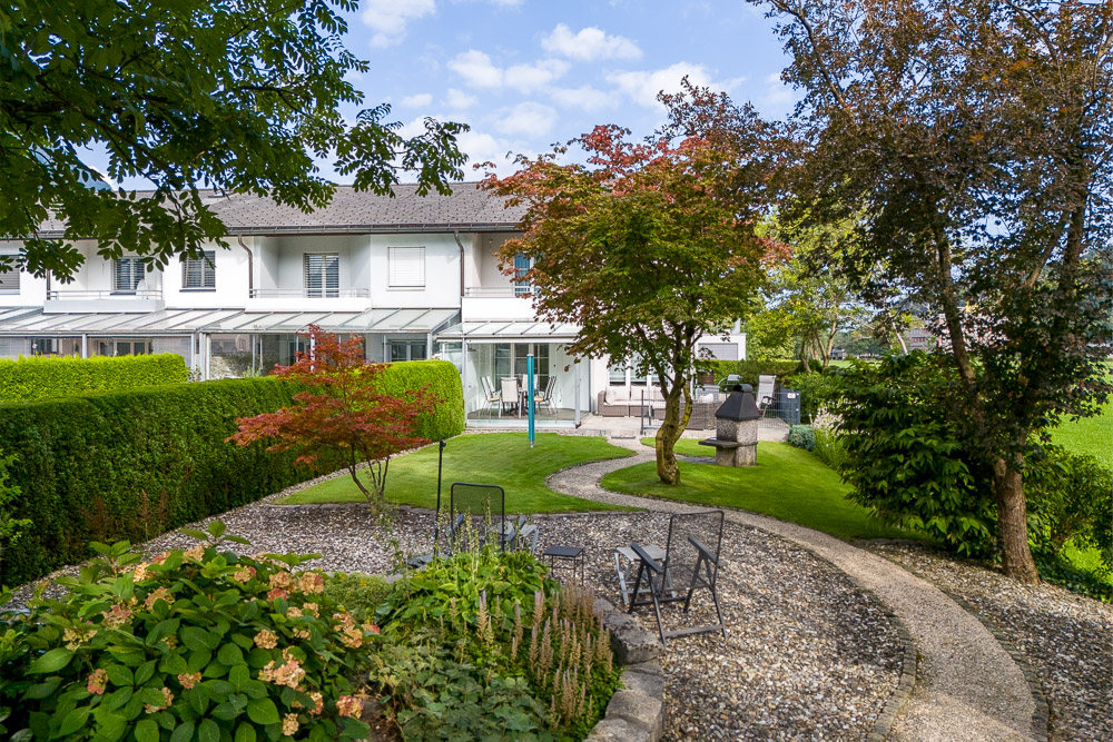 Großer Garten mit Reihenhaus und Terrasse