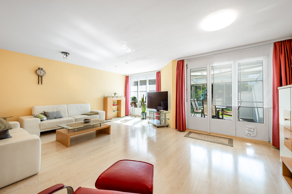 Helles Wohnzimmer mit Zugang zur Terrasse