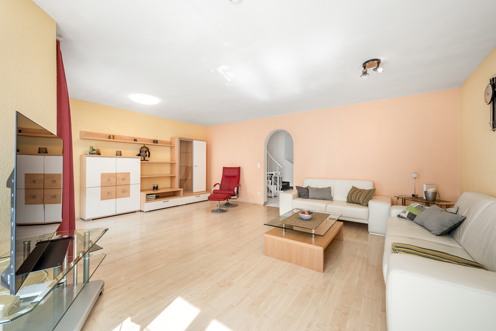 Helles Wohnzimmer mit Sitzgruppe