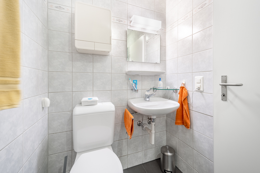 Kleines Gäste-WC mit Waschbecken und Toilette