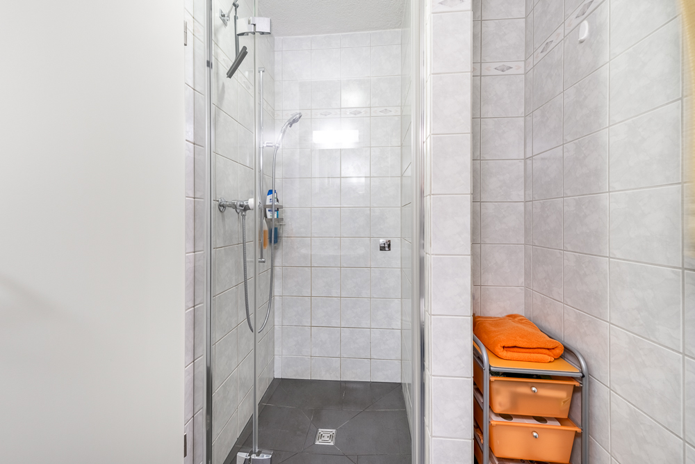 Badezimmer mit Duschkabine