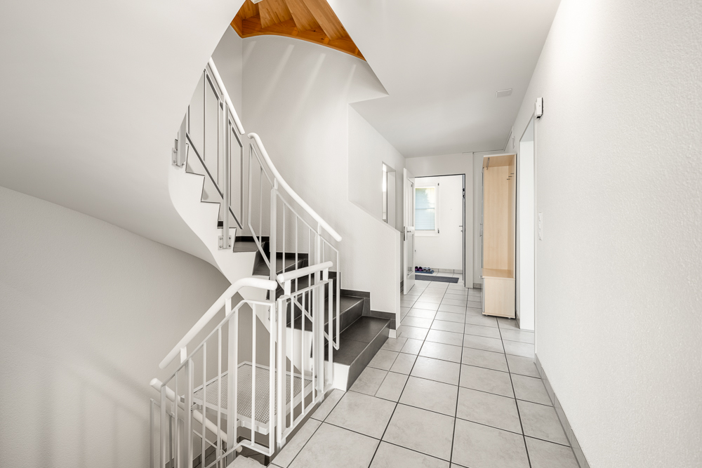 Heller Flur mit Treppe