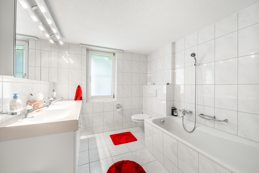Helles Badezimmer mit Badewanne und Doppelwaschtisch