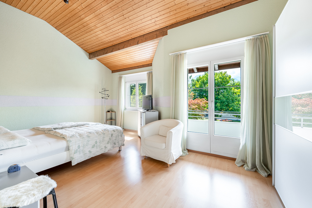 Helles Schlafzimmer mit Balkonzugang
