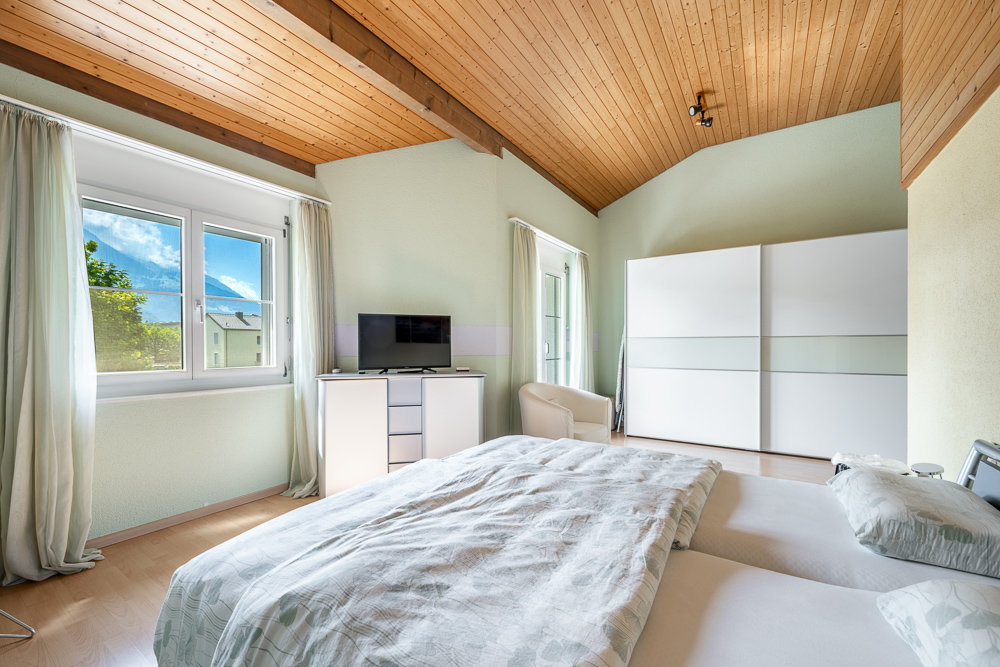 Helles Schlafzimmer mit Holzdecke