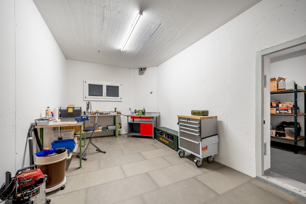 Werkstatt- bzw. Lagerrraum mit Arbeitsflächen