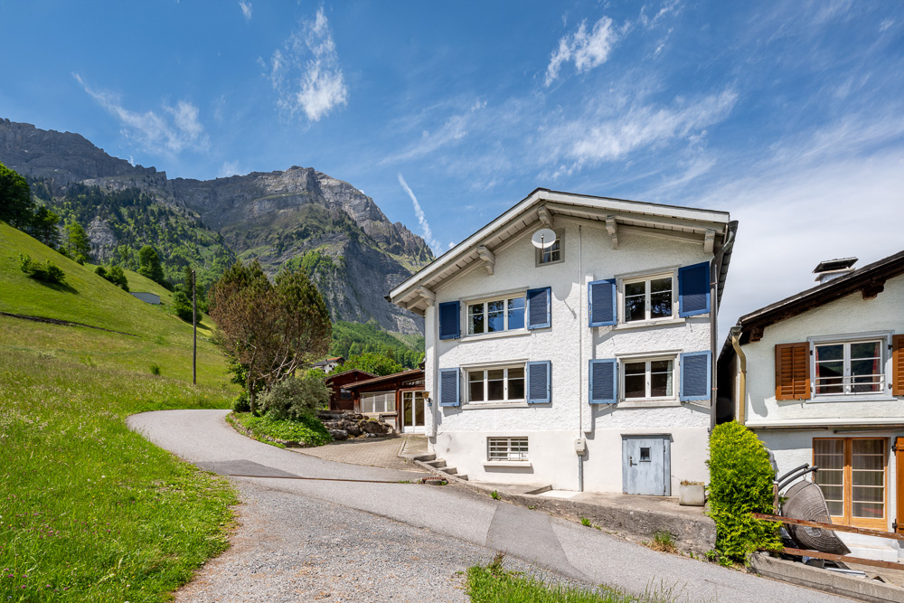 Alpines Wohnhaus mit Bergblick
