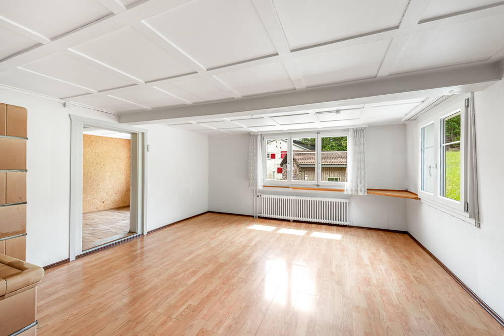 Heller leerer Wohnraum mit Laminatboden