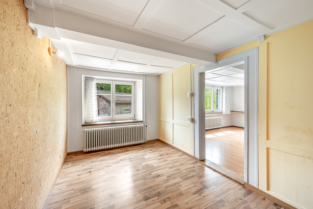 Heller kleiner Innenraum mit Durchgang