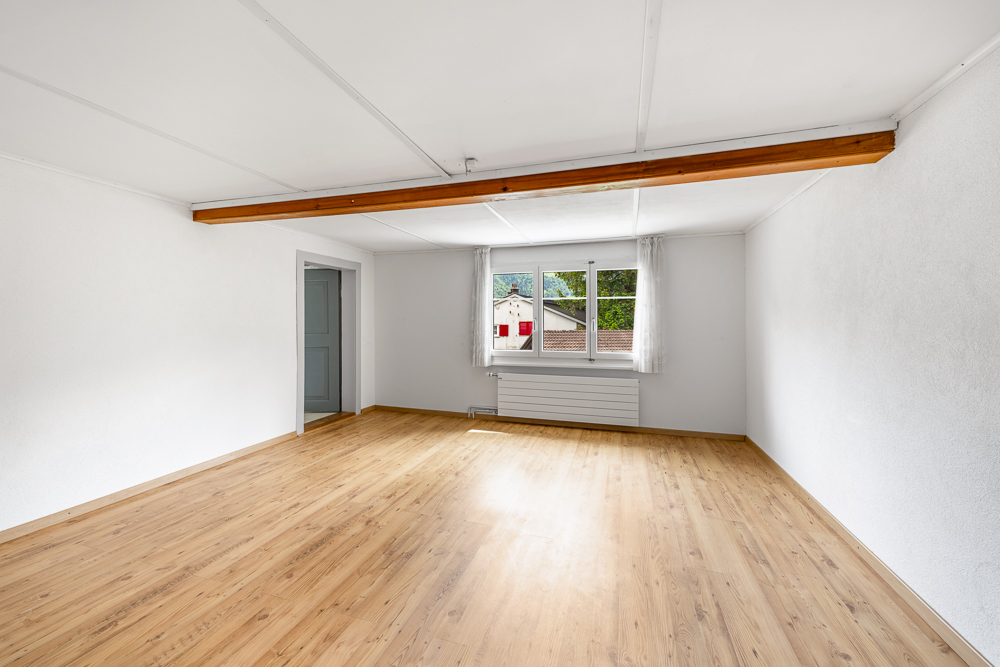 Heller leerer Raum mit Holzparkett