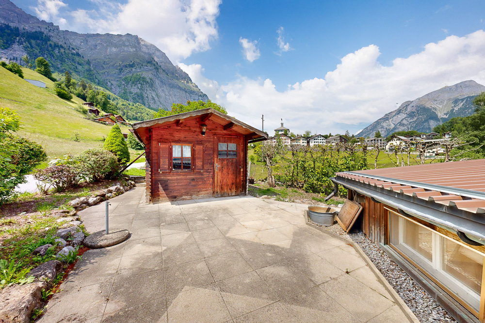 Alpenhof mit Holzschuppen und Terrasse
