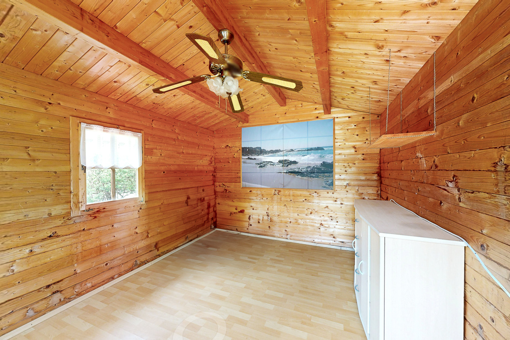Holzverkleideter Raum mit schlichtem Ausbau