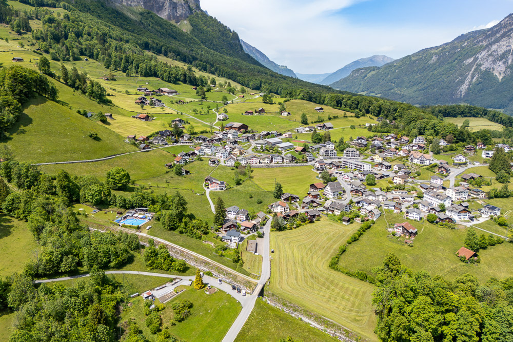 Luftaufnahme eines alpinen Dorfes im Tal