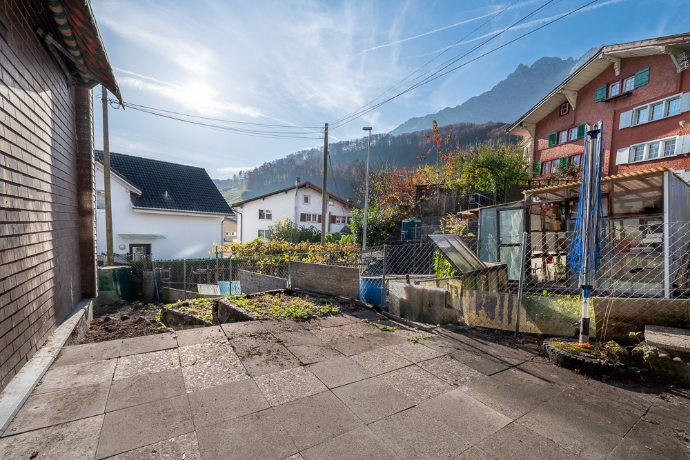 Terrasse mit Garten und Bergblick
