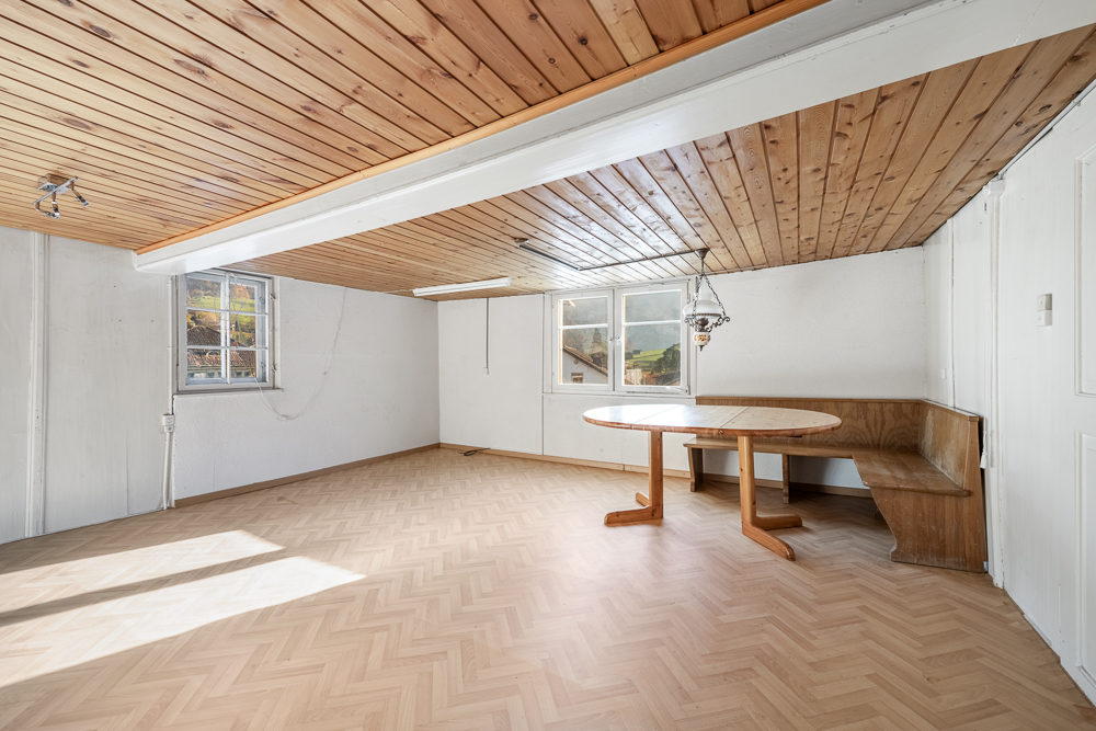 Heller Raum mit Holzdecke und Sitznische