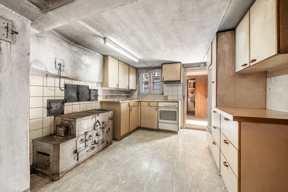 Altmodische Küche mit Ofen und Holzfronten