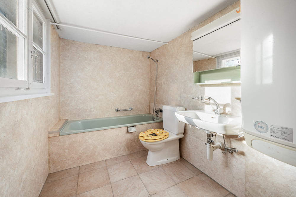 Badezimmer mit Badewanne, WC und Waschbecken